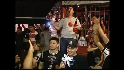 Corintianos lotam bares de SP para assistir ao jogo e comemorar o título