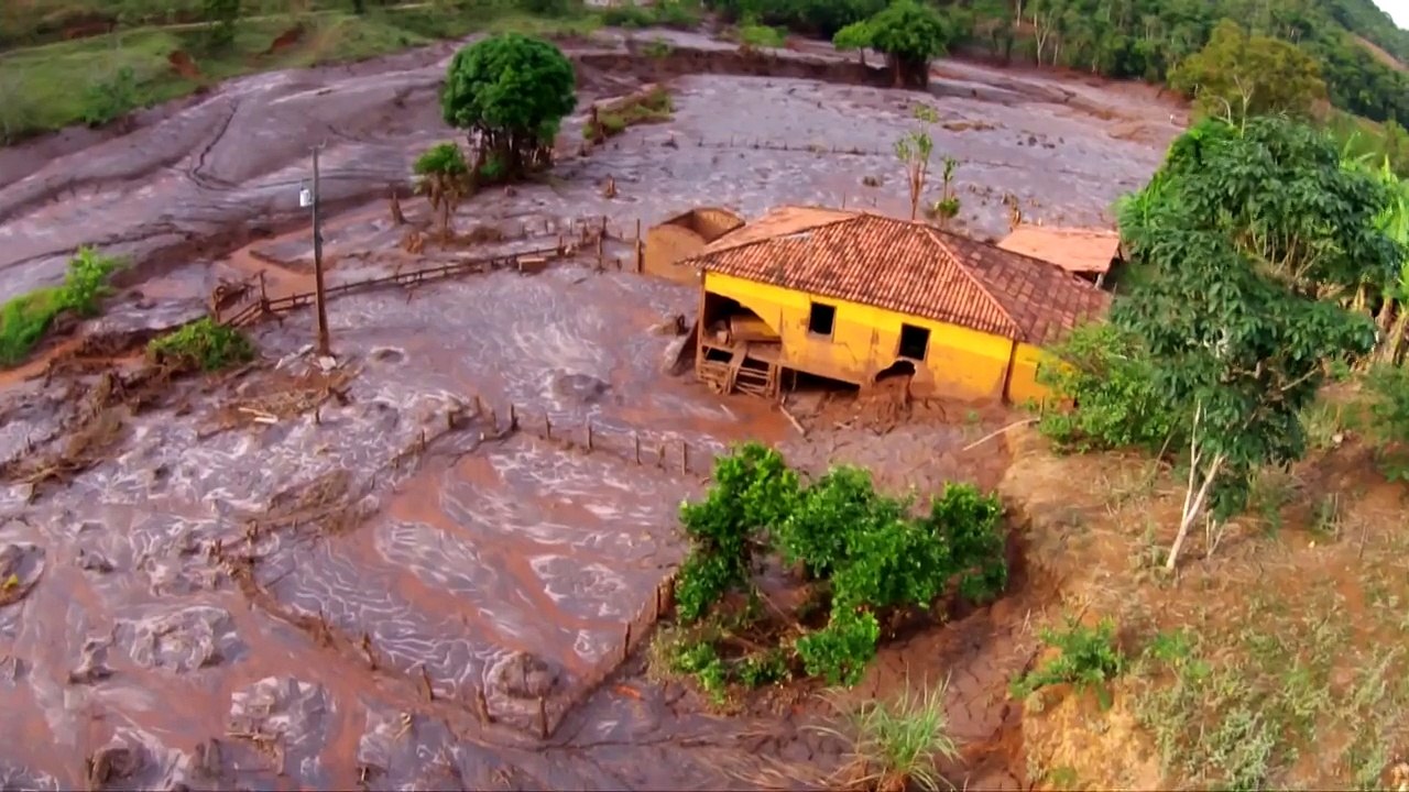 Greenpeace registra imagens da tragédia em Mariana (MG)