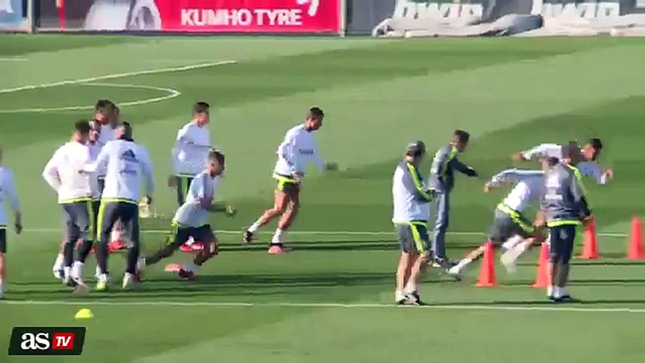 Casemiro & James Rodriguez make fun of Cristiano Ronaldo’s flailing-arm sprint