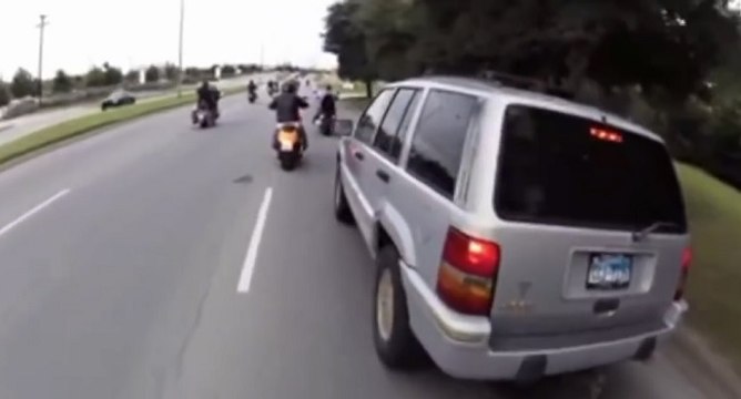 Le conducteur d'un 4x4 bloqué par un convoi de motards tente le tout pour le tout