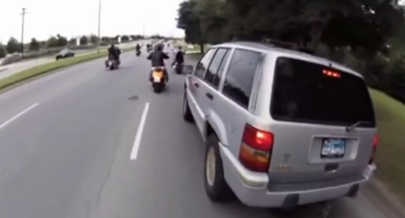 Le conducteur d'un 4x4 bloqué par un convoi de motards tente le tout pour le tout