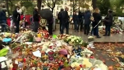 "C'est comme si c'était ma famille" : les Parisiens se recueillent sur les lieux des attentats, une semaine après