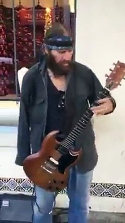 Man with only one Hand plays amazing Guitar