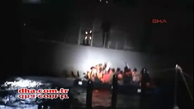 فيديو مروع لجندي من خفر سواحل اليونان يحاول إغراق قارب مطاطي يقل لاجئين سوريين