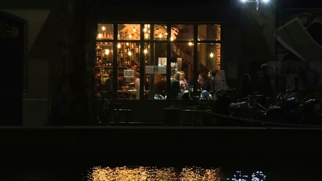 Une semaine après les attentats, Paris défie la peur une bière à la main