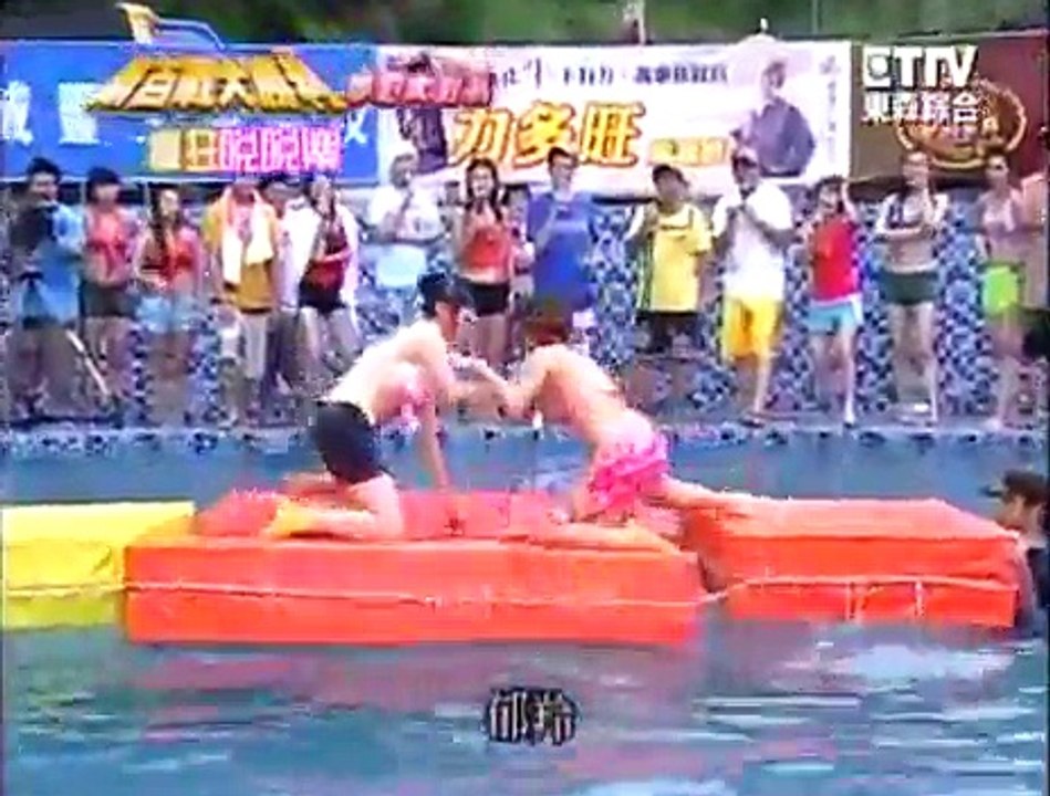 兩位泳裝美少女互相脫泳衣，奶罩被拔下來了