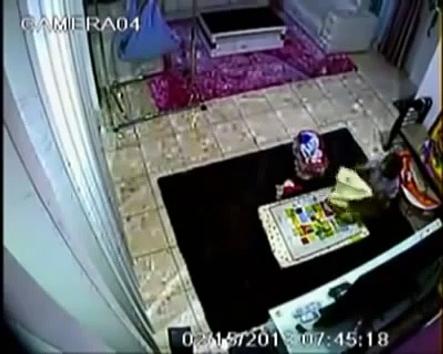 Sốc và đau tim khi xem cô bảo mẫu này quăng em bé
