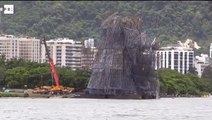 Árbol flotante de navidad se partió en dos por un ventarrón en Río de Janeiro