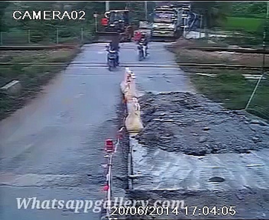 whatsapp latest funny videos horrible train accident hits truck-TcbwKngsnqc