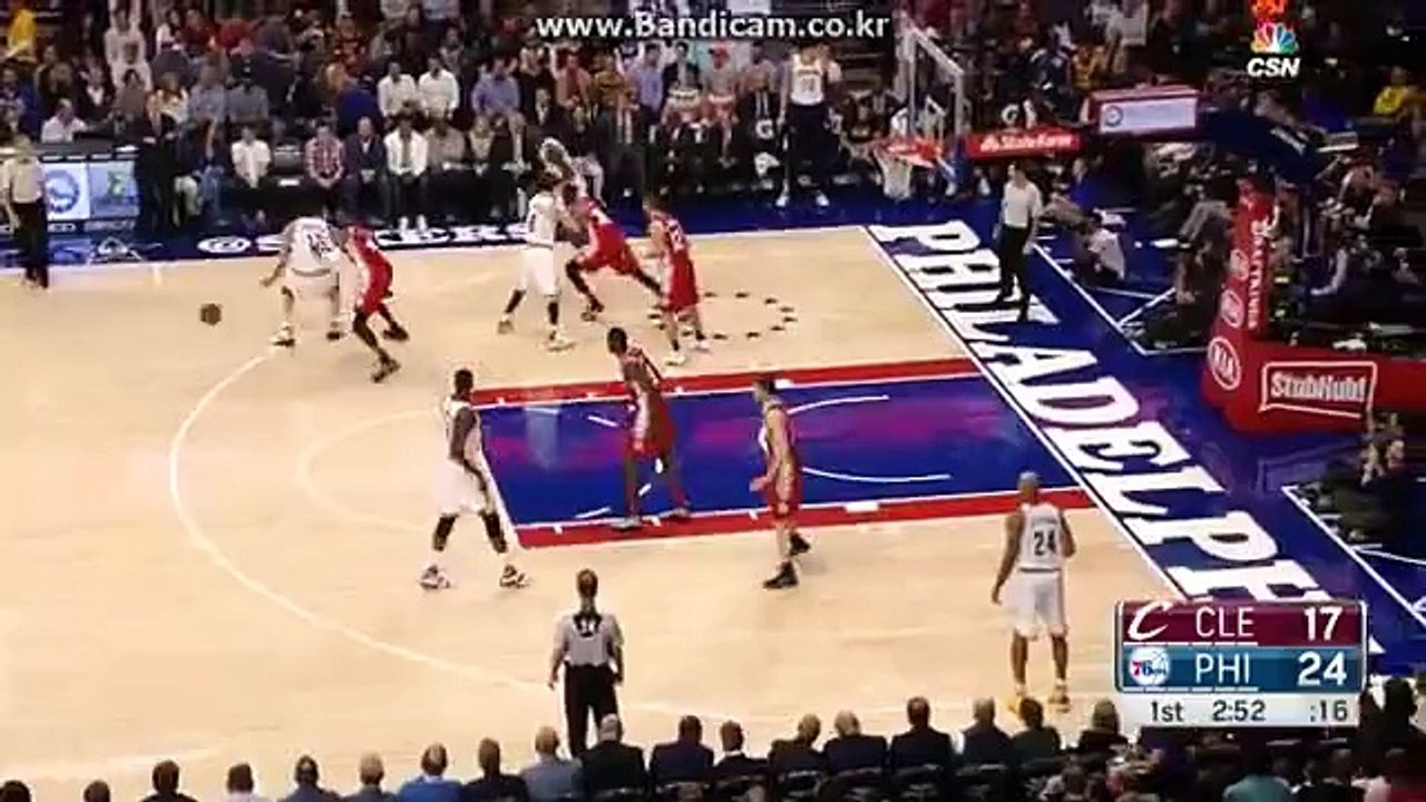 La perte de balle ridicule de Nerlens Noel face aux Cavaliers (2/11/2015)