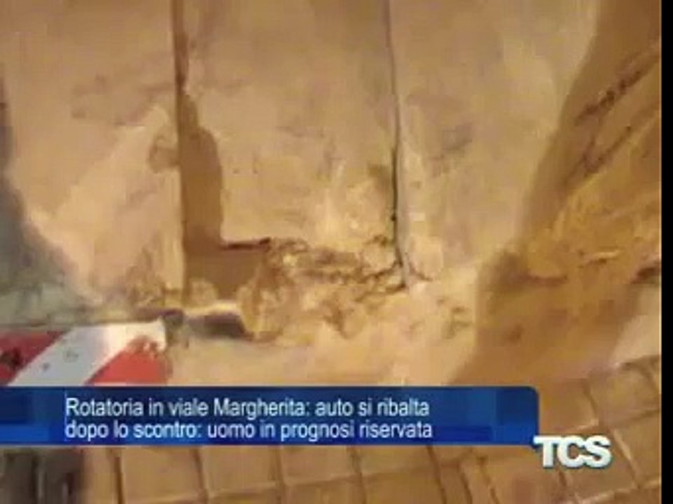 Rotatoria in viale Margherita auto si ribalta dopo lo scontro uomo in prognosi riservata