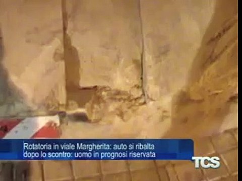 Rotatoria in viale Margherita auto si ribalta dopo lo scontro uomo in prognosi riservata