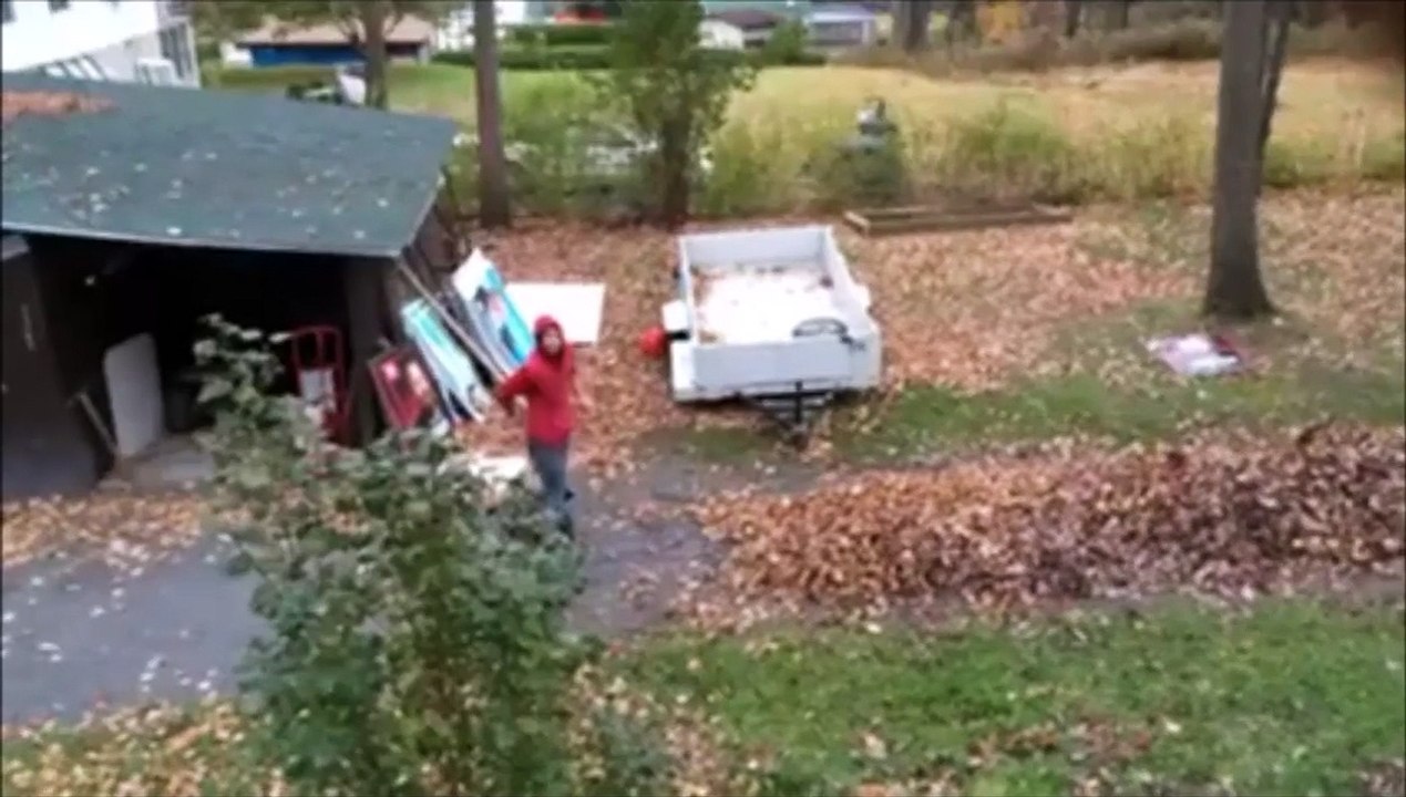 Brûler des feuilles mortes en mode Lance-flamme... Dingue!