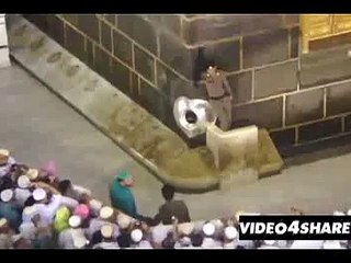 MaShaAllah Security Guard Allowing A little baby to Kiss Hajr al-Aswad