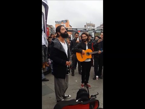 Koray AVCI - müzik söylerken gay ile geçen konuşma