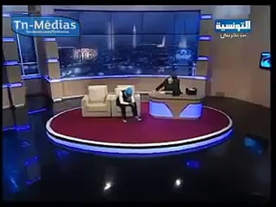 شاب تونسي طلبوا منه اغنية انظروا بماذا تغني؟  كانت مفجأه للمذيع ولكل الحاضرين