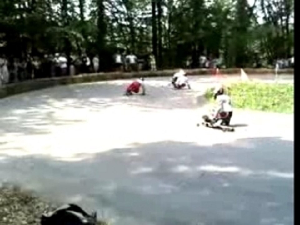 longboard skate-courbe a pleine vitesse
