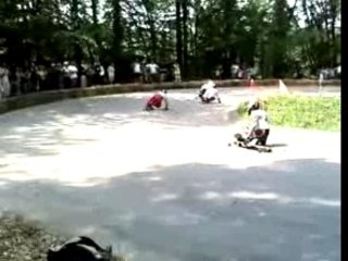 longboard skate-courbe a pleine vitesse