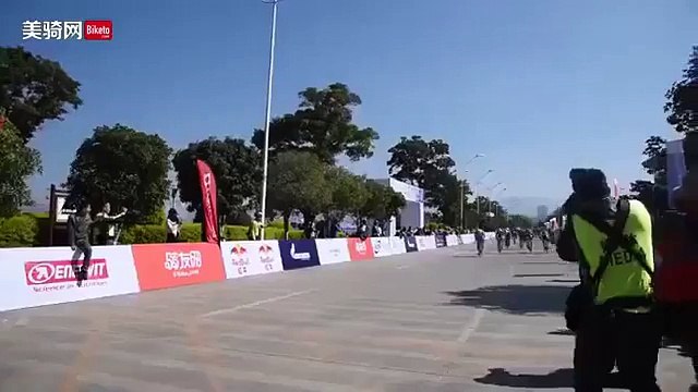 Acidente frontal entre sprinters em corrida internacional na china