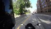 Un motard se fait couper la route et se crash au sol!