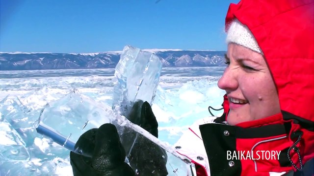Une famille fait de la musique sur le lac Baïkal gelé