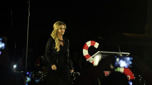 Trisha Yearwood turns on the Christmas lights at Elvis Presley's Memphis home Graceland November 2015