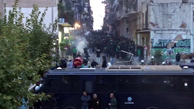Ένταση έξω από τη Λεωφόρο μεταξύ αστυνομίας και οπαδών (21/11/15)