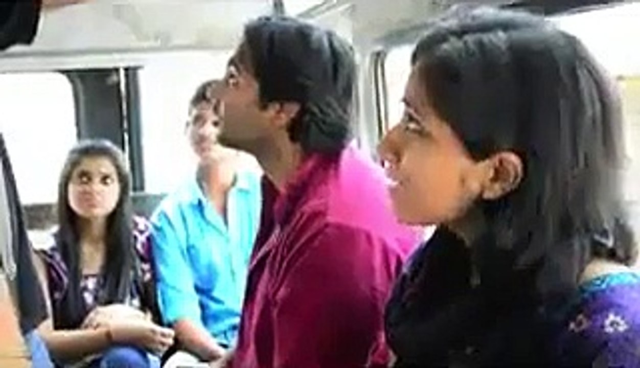 Il se frotte à une fille dans les transports en commun