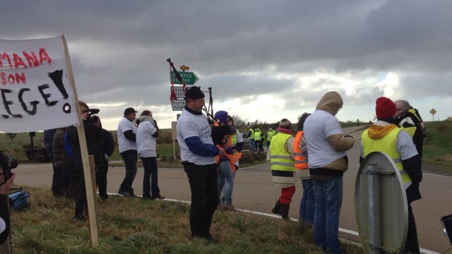 Une centaine d'opposants à la fermeture du collège manifestent