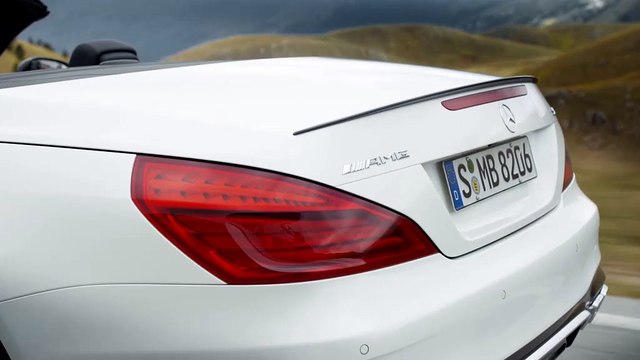 L'élégant roadster Mercedes-Benz SL entre en scène