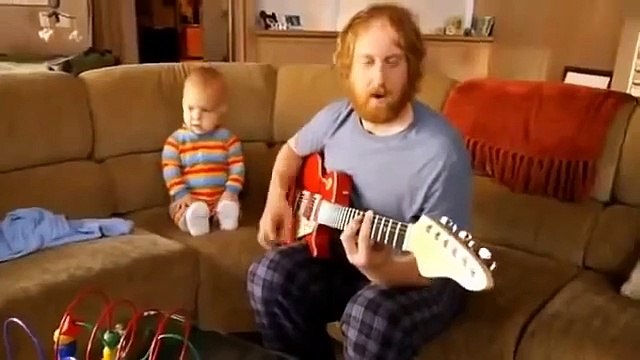 Малыш классно играет на гитаре!