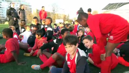 Attentats à Paris : les enfants retrouvent les terrains