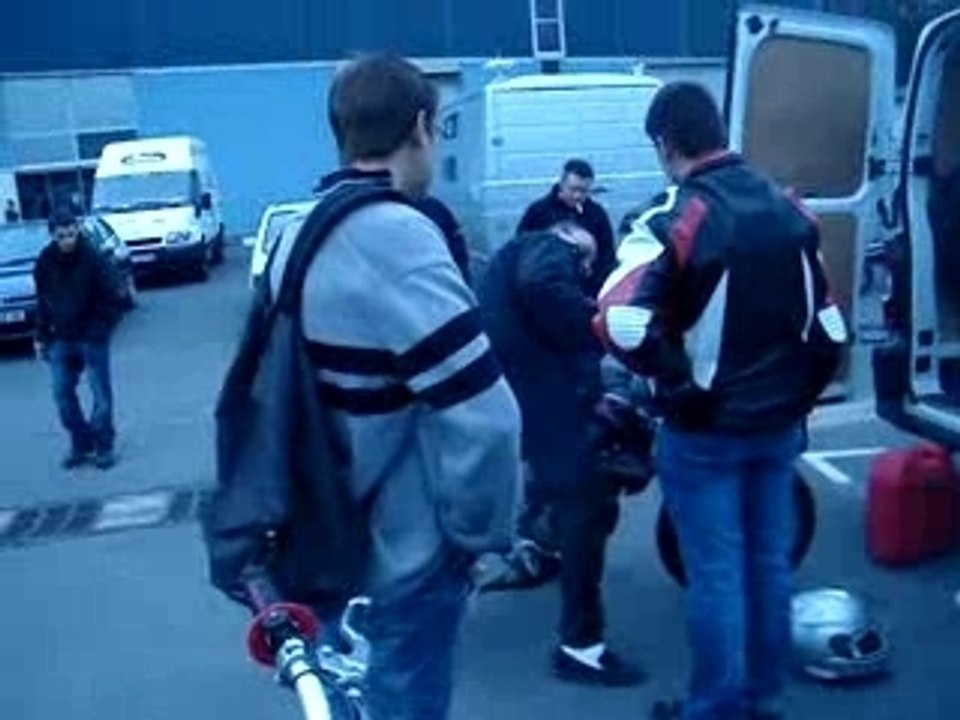 un grand monsieur sur un grand moteur
