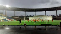 Chuva forte durante o treino do Fluminense no estádio Kleber Andrade, em Cariacica-ES