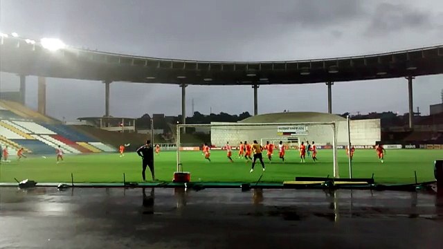 Chuva forte durante o treino do Fluminense no estádio Kleber Andrade, em Cariacica-ES