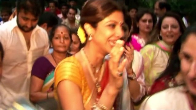 Shamita Shetty BRALESS Wardrobe Malfunction,mms scandles 2015, bollywood scandles 2015