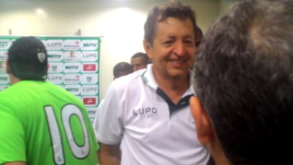 Após acesso à Série A, jogadores do América invadem coletiva de Givanildo Oliveira e festejam com treinador