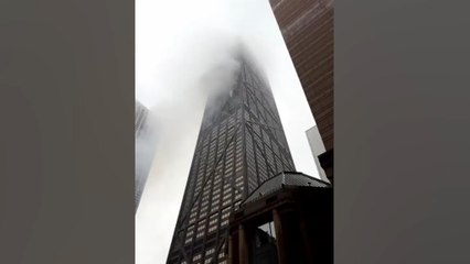 Tải video: Fire breaks out on 50th floor of Chicago's Hancock Center