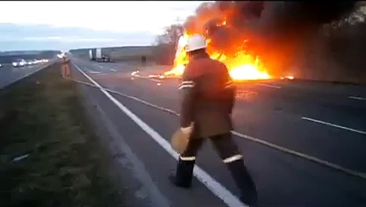 На Черкащині вантажівка запалала під час руху (ВІДЕО)
