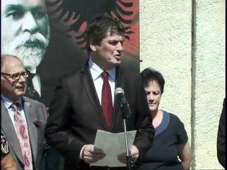 Topi dekoron Ismail Qemalin - Vizion Plus - News - Lajme