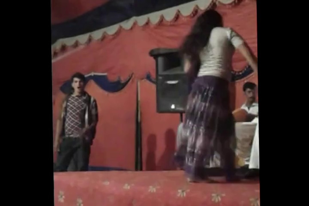 Gaadi tu manga de song mujra dance.