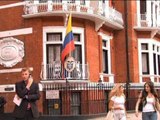 JULIAN ASSANGE PRITET TE DALE NE BALLKONIN E AMBASADES PER TE FOLUR LAJM