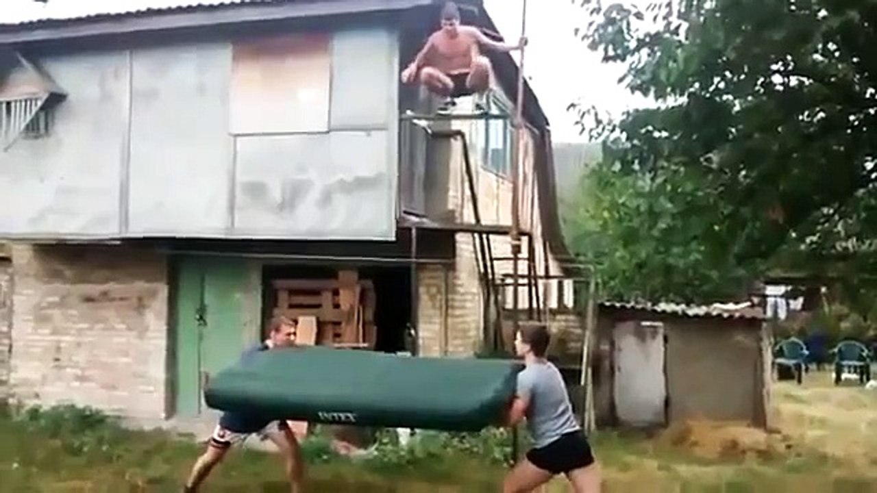 Неудачный прыжок на надувной матрас