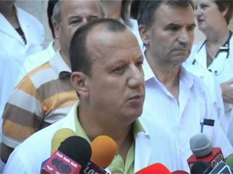 DHUNA NDAJ MJEKUT KOLEGET NE SPITALIN E KORÇES PROTESTE SOLIDARIZUESE LAJM