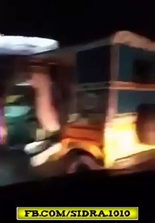 کمال ہی کر دیا پاکستانیوں نے تو آج اونٹ کو بھی رکشے میں بٹھا دیا (Campbell in Rikshaw)