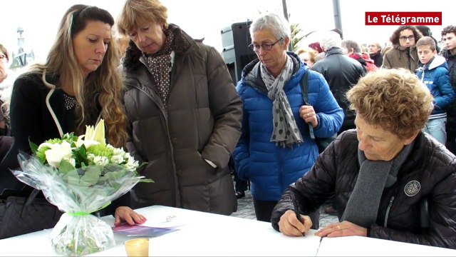 Concarneau. Près de 3.000 personnes en hommage à Estelle