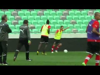 TRAINERI I ZVICRES GJERMANI HITZFELD I DRUHET TIFOZERISE SE ZJARRTE SHQIPTARE LAJM