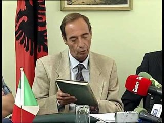 DHURATE E RRALLE ARKIVI MERR NE DOREZIM LIBRIN ME AUTOGRAF TE E HOXHES LAJM