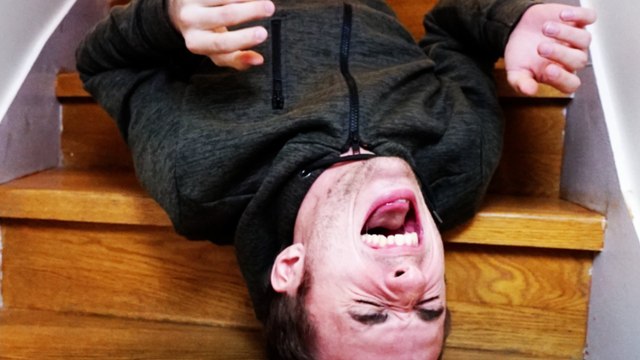 SQUEEZIE-COMMENT S'AMUSER DANS DES ESCALIERS (DeathStair)