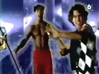 I WAS BORN TO LOVE YOU - Le clip de WORLDS APART